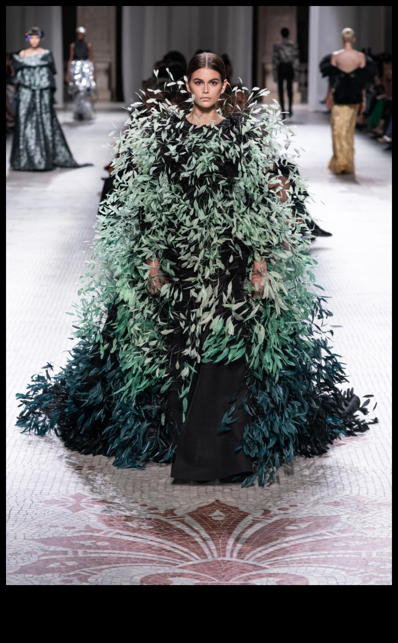 Haute Heritage Μια οπτική ωδή στη διαχρονική κληρονομιά της εμβληματικής μόδας 3 Haute Heritage: A Visual Ode to the Timeless Legacy of Iconic Fashion