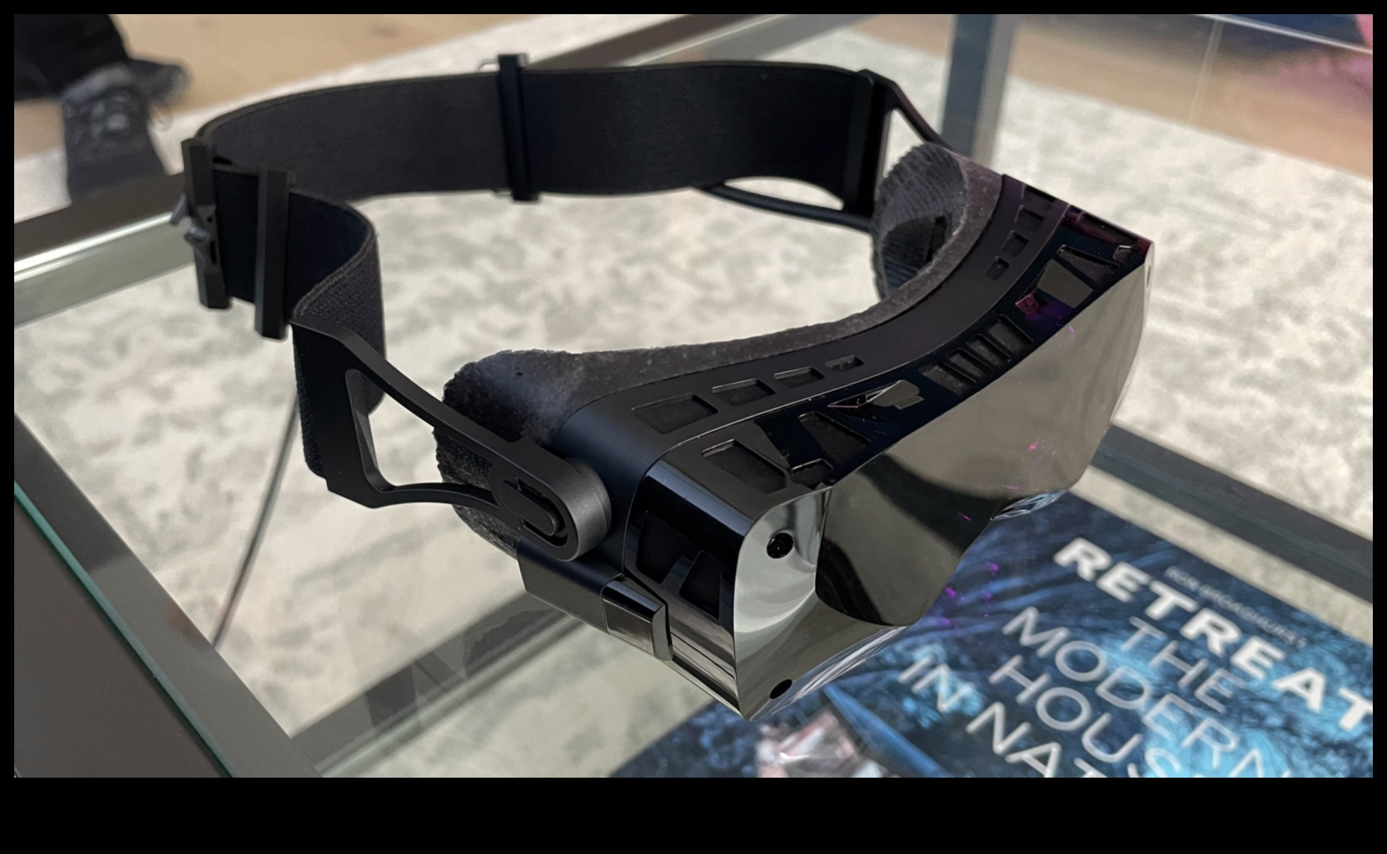 Beyond Screens Επίπεδα δυνατοτήτων εικονικής πραγματικότητας 2 Beyond Screens: Layers of Possibility in Virtual Reality